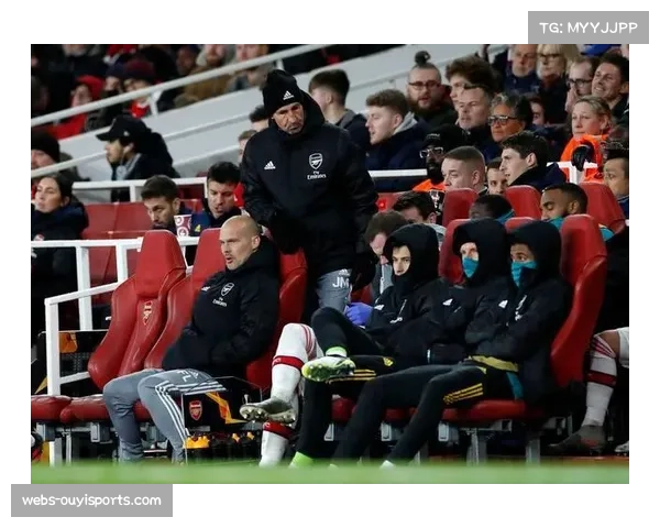 镜头故事：拜仁助教通过平板电脑向球员展示实时压迫阵型热图